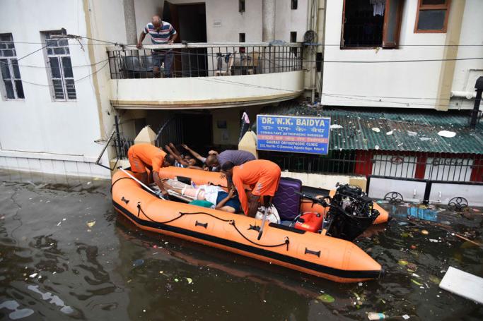 State Disaster Response Force (SDRF) personnel rescue a emn from the flood-affected area of Bahadurpur following heavy rainfalls in Patna in the Indian state of Bihar on September 30, 2019. Photo: AFP