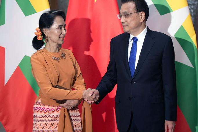 Myanmar State Counsellor Aung San Suu Kyi (L) shakes hands with Chinese Premier Li Keqiang (R) at the Great Halll of the People in Beijing, China, 16 May 2017. Photo: EPA