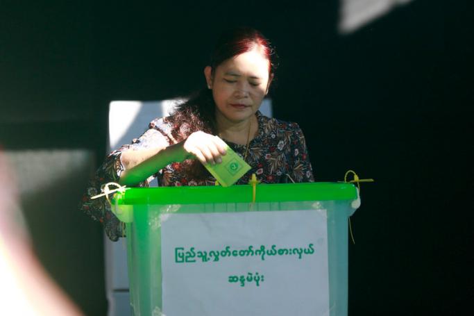 (File) A woman casts her vote at a polling station of Tarmwe township during by-elections in Yangon, Myanmar, 03 November 2018. Photo: EPA