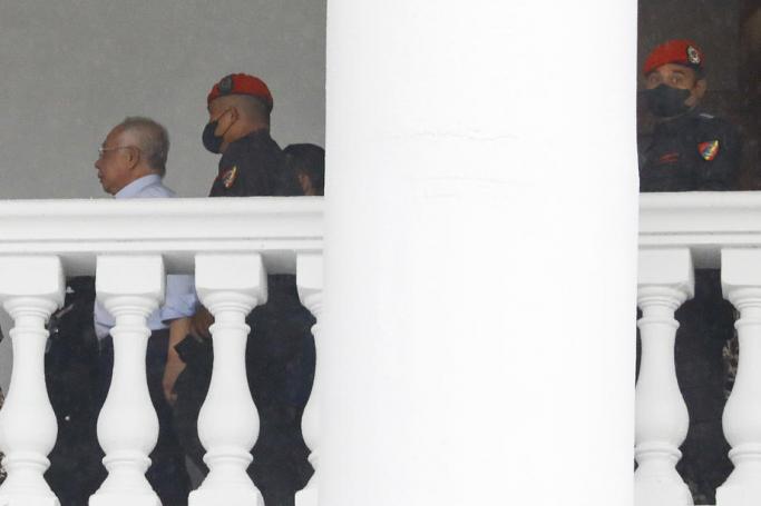 Former Malaysian prime minister Najib Razak (L) is escorted by the prison officers during a break on his trial related to the 1Malaysia Development Berhad (1MDB) scandal at the Kuala Lumpur High Court, Malaysia, 25 August 2022. Photo: EPA