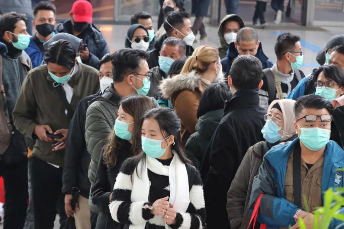 Mask-wearing tourists wait for a train at Seoul Station in Seoul, South Korea, 21 February 2020. Photo: EPA