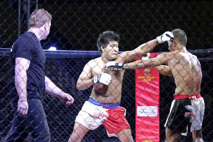 Po Thar Gyi from Myanmar (C) and Htet Aung Oo from Myanmar (R) fight during the MMA Myanmar National Championship in Thuwanna stadium, Yangon, Myanmar, 31 August 2013. MMA World Series Championships were held in Myanmar for the first time in 2013. Photo: Nyein Chan Naing/EPA
