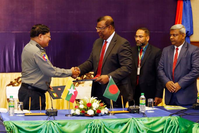 Major General Shafeenul Islam, Director General of the Border Guard Bangladesh (BGB) (2-L) and Brigadier General Myo Than, Myanmar's Chief of Police General Staff (L), shake hands during the press release session following the 6th senior level border conference between Border Guard Police (BGP) of the Myanmar police force (MPF) and Border Guards Bangladesh (BGB) in Naypyitaw, Myanmar, 09 April 2019. Photo: Hein Htet/EPA