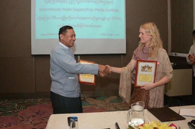 Director-General U Ye Naing shakes hand with IMS/Fojo programme manager Ms. Pernille Bo Kristensen. Photo: MNA