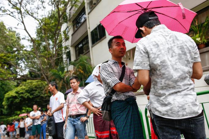 Myanmar expats wait in line to cast their vote outside the Myanmar Embassy building in Singapore, 15 October 2015. Photo: Wallace Woon/EPA
