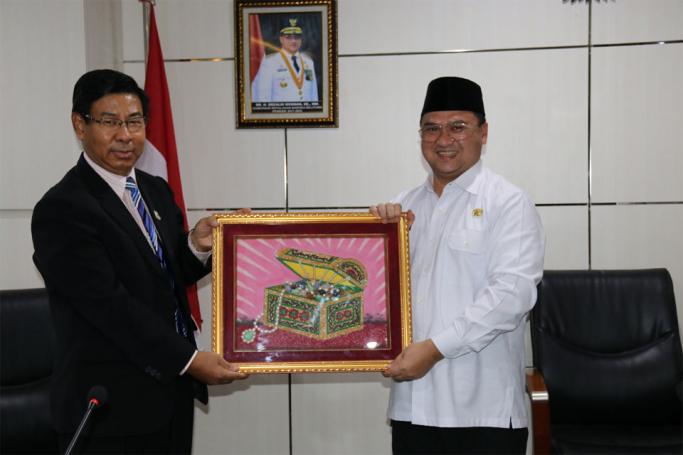 Director General of Mining of the Ministry of Natural Resources of Myanmar, Khin Latt Gyi (left), gives a souvenir to Governor of Bangka Belitung Islands Province Erzaldi Rosman Djohan (right). Photo: humas.babelprov.go.id