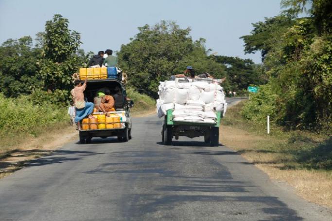 Myanmar-India trade route Kalemyo to Tamu town, a border town, on November 28, 2014. Photo: Hong Sar/Mizzima
