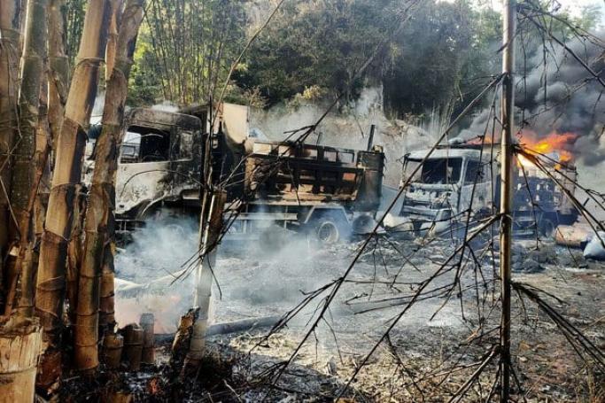 Cars set on fire in Hpruso Township, in Kayah (Karenni) State on 24 December 2021. Photo: CJ