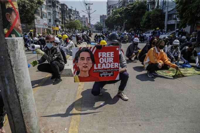 Demonstrators prepare to clash with the police during a protest against the military coup in Yangon, Myanmar, 06 March 2021. Photo: Lynn Bo Bo/EPA