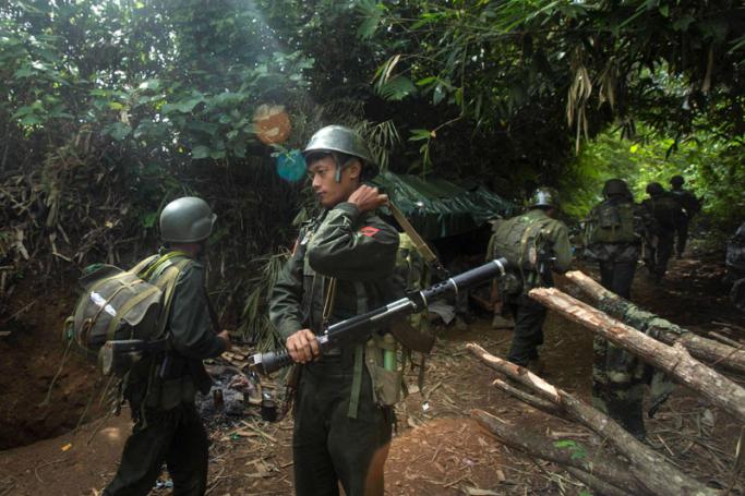 In this photograph taken October 14, 2016, armed rebels belonging to the Kachin Independence Army (KIA) ethnic group move towards the frontline near Laiza in Kachin state. Photo: AFP