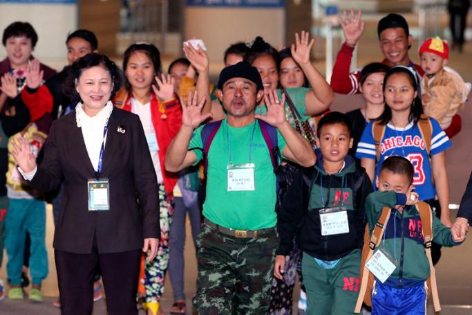 A group of Myanmar refugees arrives at Incheon airport, west of Seoul, South Korea, 23 December 2015, as South Korea brought them from a Thai refugee camp and granted them permanent settlement status in accordance with a UN agency program. Photo: EPA

