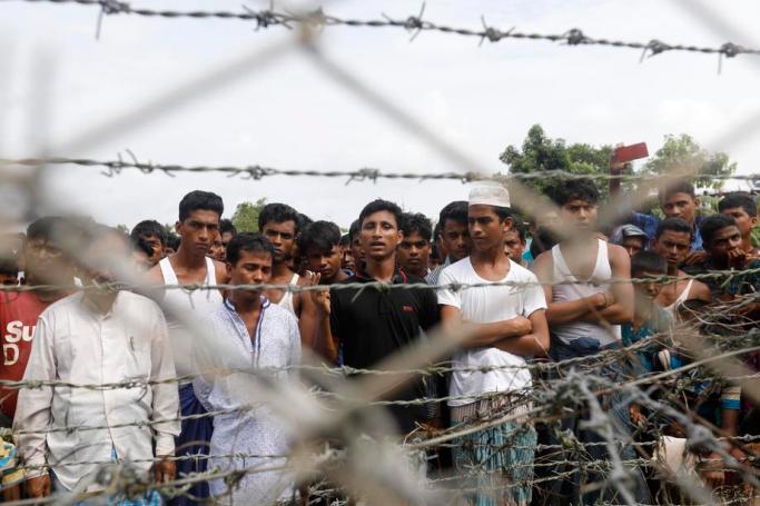 (FILE) - Rohingyas refugees gather near the fence at the 'no man's land' zone between the Bangladesh-Myanmar border in Maungdaw district, Rakhine State, western Myanmar, 24 August 2018. Photo: EPA