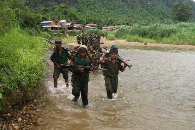 Myanmar soldiers walked past a village in Kachin State. Photo: kachinlandnews.com
