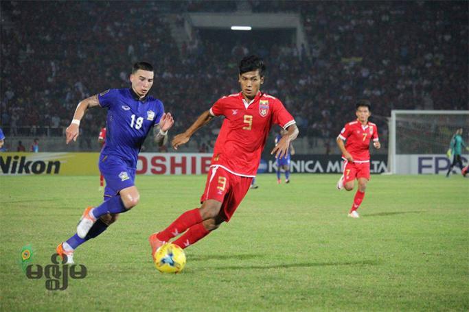 Aung Thu (R) from Myanmar in action against Thailand during the AFF Suzuki Cup Semi Final 1 football match in Thuwanna Football statdium in Yangon on 04 December 2016. Photo: Thura/Mizzima
