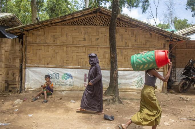 A Rohingya refugee carries a gas cylinder during a protest held to mark the five year anniversary of the mass migration of Rohingya refugees from Myanmar to Bangladesh, at a makeshift camp in Kutubpalang, Ukhiya, Cox Bazar district, Bangladesh, 25 August 2022. Photo: EPA