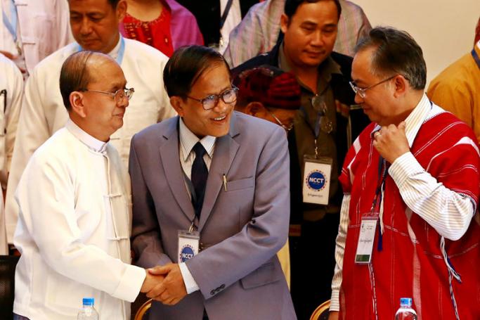 President of Myanmar Thein Sein (L) shakes hand with Naing Han Tha (C), leader of the Nationwide Ceasefire Coordination Team (NCCT) as Padoh Kwe Htoo Win (R), of the Karen National Union, a member of the ethnic armed groups' National Ceasefire Coordination Team (NCCT) looks on after they signed the nationwide ceasefire draft agreement at Myanamr Peace Center in Yangon, Myanmar, 31 March 2015. Photo: EPA
