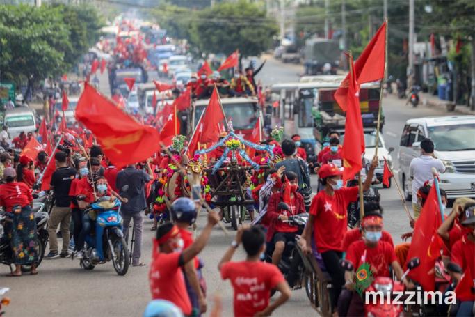 Supporters of National League for Democracy (NLD) party take part in an election campaign rally at Hlegu township in Yangon on October 25, 2020. Photo: Thura/Mizzima