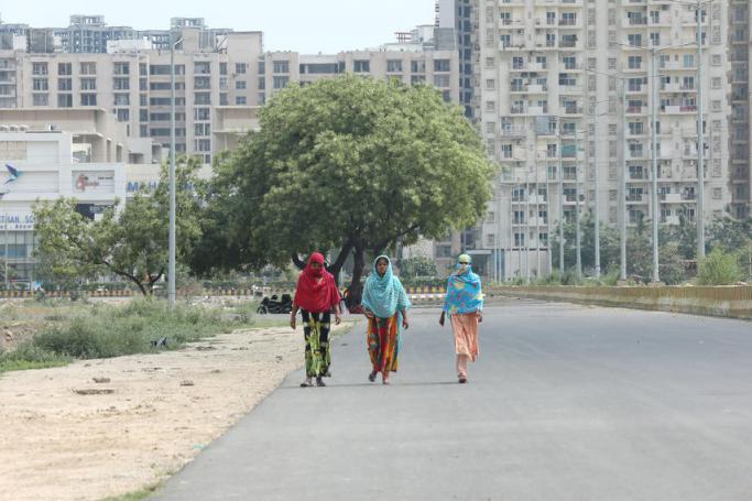 Indian women walk in the Noida area, near New Delhi, India, 27 April 2020. Photo: EPA