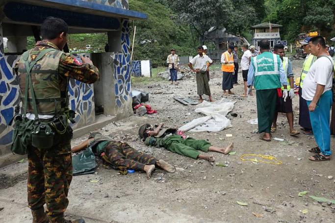 People look at bodies lying on the ground in the compound of the Gote Twin police station in Shan State on August 15, 2019, after it was attacked by ethnic rebel groups. Photo: AFP
