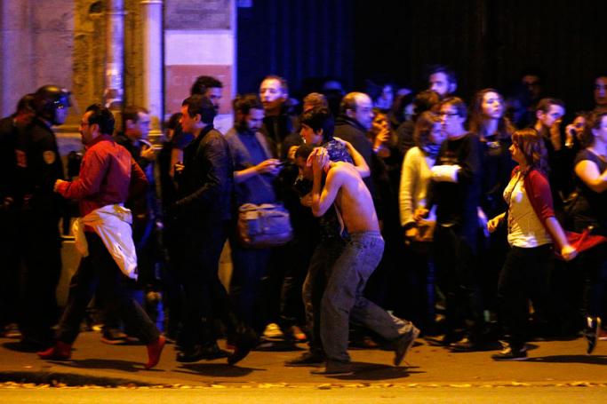 Paris attack - Wounded people are evacuated outside the Bataclan theatre in Paris, France, 14 November 2015. Photo: Yoan Valat/EPA
