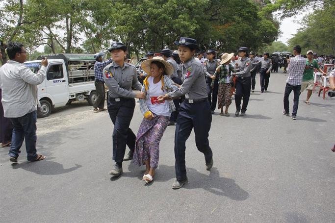 Police arrest protesting workers at Tet Kone near Naypyitaw on 18 May 2016. Photo: Min Min/Mizzima
