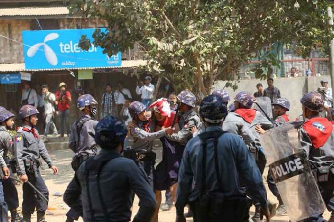 Police arrest students and other protestors in Letpadan. Photo: Thet Ko/Mizzima
