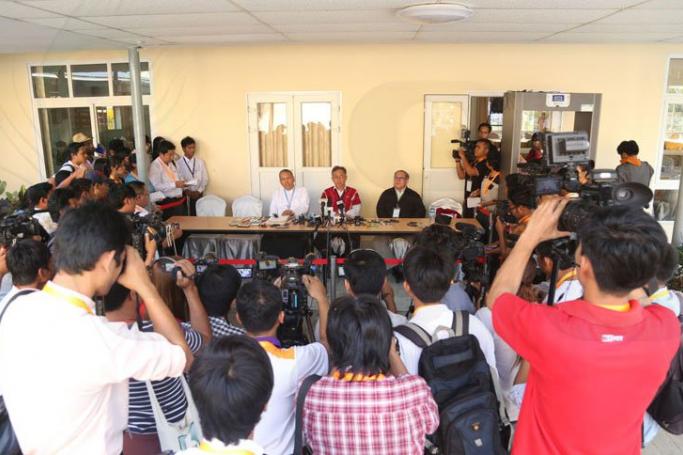 U Hla Maung Shwe (L), KNU General Secretary Padoh Saw Kwe Htoo Win (C) and Col Khun Okkar (R) at during a press conference at the Myanmar Peace Centre in Yangon on March 22, 2015. Photo: Thet Ko/Mizzima
