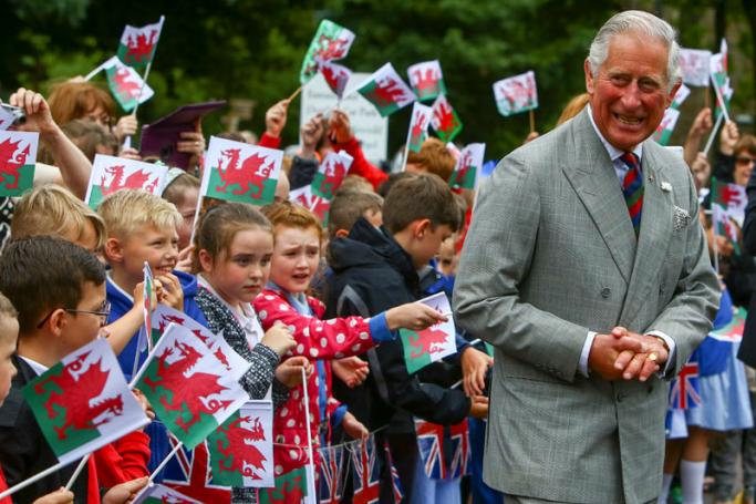 Britain's Prince Charles, The Prince of Wales (R) meets local school children as he visits Llancaiach Fawr Manor, near Nelson, south Wales, Britain, 11 July 2017. Photo: Geoff Caddick/EPA
