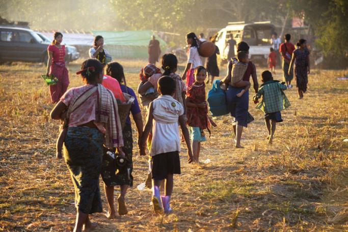 This picture taken on January 4, 2019 shows people, displaced by violence between ethnic Rakhine rebels and Myanmar's army, arriving at a camp in Kyauktaw, Rakhine state. Photo: AFP