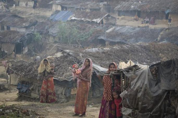 Unregistered stateless Rohingya refugees from Myanmar at an unofficial camp in Bangladesh. Photo: S. Kritsanavarin/UNHC
