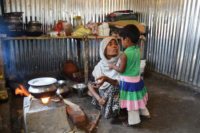 (FILES) In this file photo taken on January 19, 2018 A Rohingya refugee cooks at a temporary shelter near the village of Baruipur, some 55km south of Kolkata. Photo: Dibyangshu Sarkar/AFP