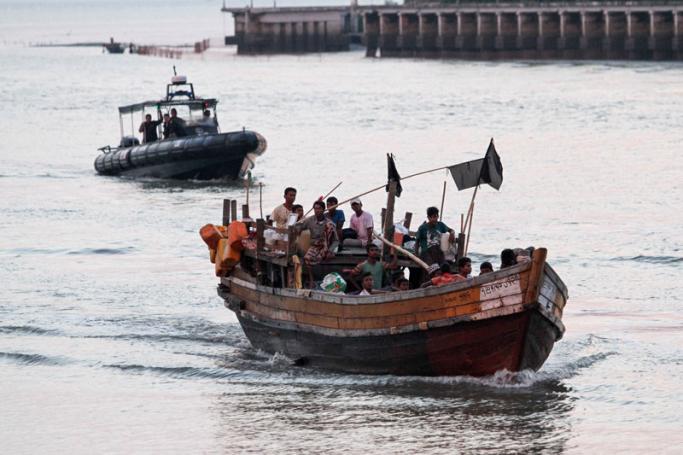 (File) A wooden boat carrying Rohingya refugees children detained in Malaysia territorial waters off the island of Langkawi arrive at a jetty in Kuala Kedah, northern Malaysia on April 3, 2018. Photo: AFP