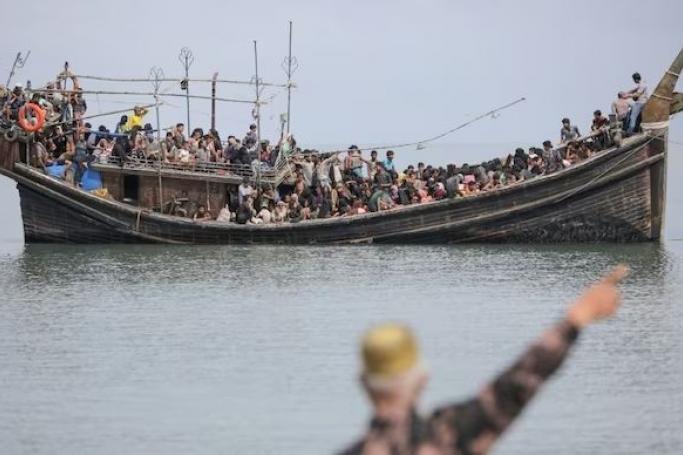 Hundreds of Rohingya refugees in an overcrowded boat have been turned away from Indonesia and forced back out to sea. / Photo: AFP