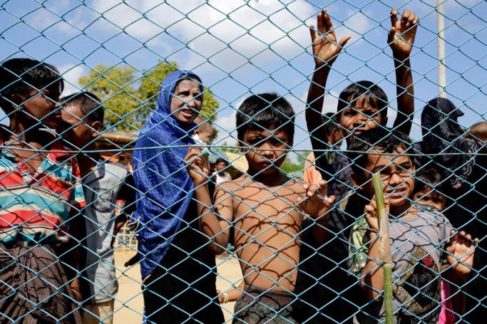 Rohngya refugees including children and women wait outside a fence of a health clinic at the Kutupalong, Coxabazar in Bangladesh 19 November 2017. Photo: Abir Abdullah/EPA-EFE
