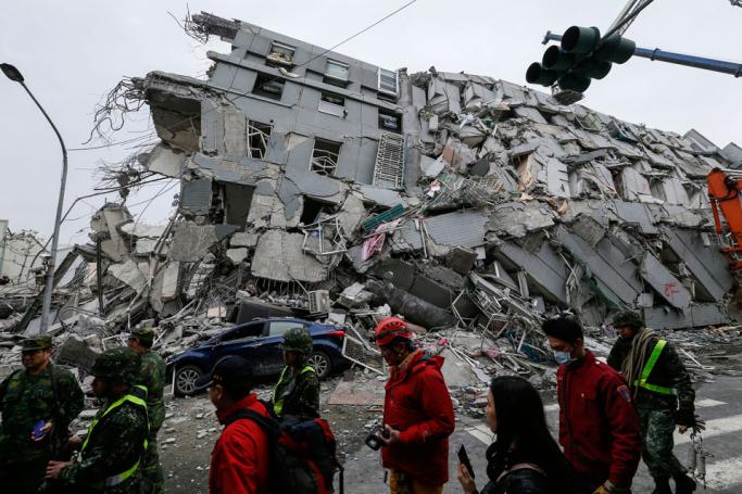 Rescuers search for survivors from a collapsed building following a 6.4 magnitude earthquake that struck the area in Tainan City, Taiwan, 06 February 2016. Photo: RITCHIE B. TONGO/EPA
