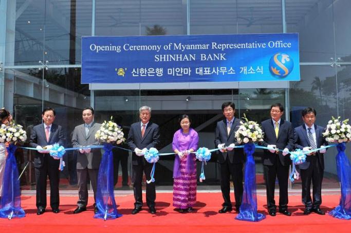 Shinhan Bank CEO Suh Jin-won, left, cuts tape with Naw Eh Hpaw, center, deputy director general of the Central Bank of Myanmar, and other guests during an opening ceremony of the bank's representative office in Yangon, Myanmar, Tuesday. With the opening of the Myanmar office, the bank now has 65 offices in 15 countries outside of Korea. Photo: Shinhan Bank
