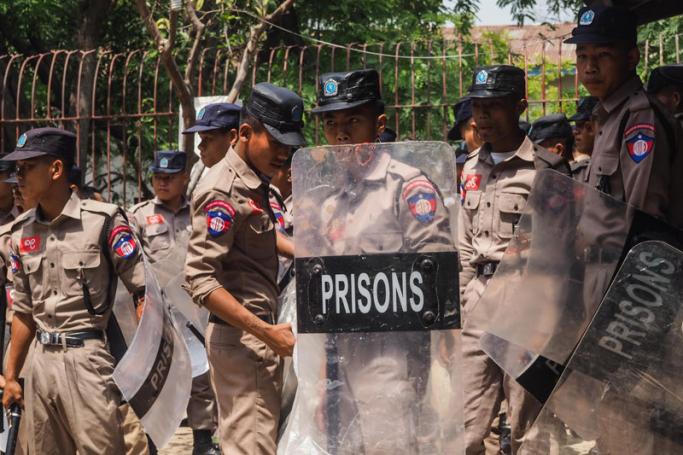 Prison department officers arrive to enter Shwe Bo prison after a riot at the prison in Sagaing region on May 9, 2019. Photo: Kaung Zaw Hein/AFP