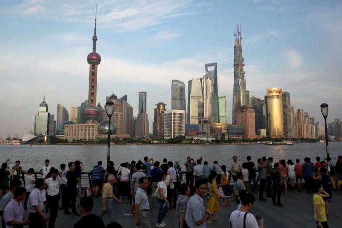 People gather at the Bund watching the skyline of the Lujiazui Finance and Trade Zone in Shanghai city, China, 24 September 2013. EPA/WU HONG
