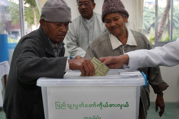 (File) Myanmar people casting their votes at a polling station in Taunggyi, eastern Shan state on November 7, 2010. Photo: AFP