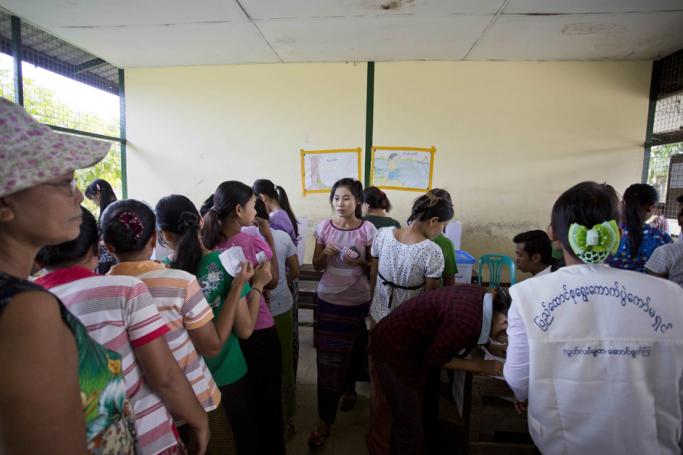 (File) Voters prepare to cast their ballots at a polling station on the outskirt of Yangon on November 8, 2015. Photo: AFP