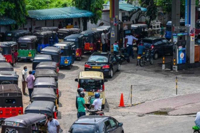 Motorists queue up to buy fuel at a Ceylon Petroleum Corporation fuel station in Colombo. Photo: AFP