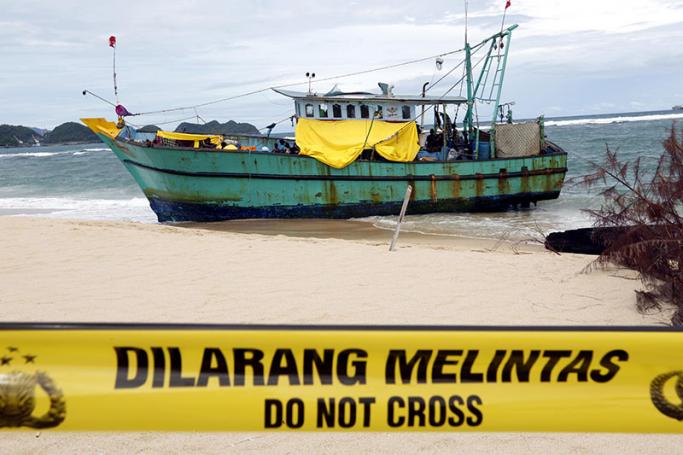 A general view shows a police line, placed by the Indonesia police, surrounding the Sri Lankan migrant boat that is stranded at Lhoknga Beach, Aceh, Indonesia, 15 June 2016. Photo: Hotli Simanjuntak/EPA
