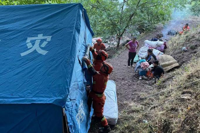 Firemen set up tents for the homeless hours after a 6.4-magnitude earthquake in Yangbi county, Yunnan province, China, 22 May 2021. Photo: EPA