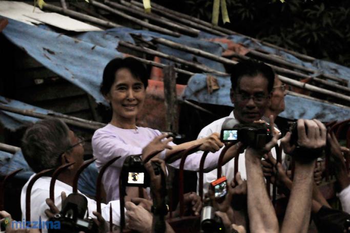 Aung San Suu Kyi, upon release from house arrest, greets throngs of cheering, happy crowds in front of her house on University Avenue in Yangon, November 13, 2010. Photo: Mizzima
