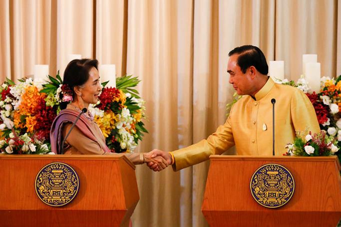 Myanmar Foreign Minister and State Counselor Aung San Suu Kyi shakes hands with Thailand Prime Minister Prayuth Chan-ocha during a MOU ceremony at government house in Bangkok, Thailand, June 24, 2016. Photo: EPA
