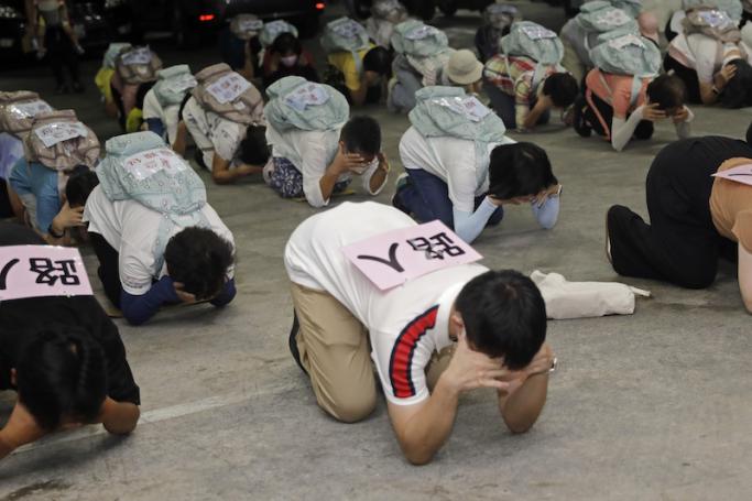 Local residents take shelter during the Wanan Air Raid Drill, a civilian air-raid held on the day of the annual Han Kuang military exercise, in Taipei on July 24, 2023. Photo: AFP