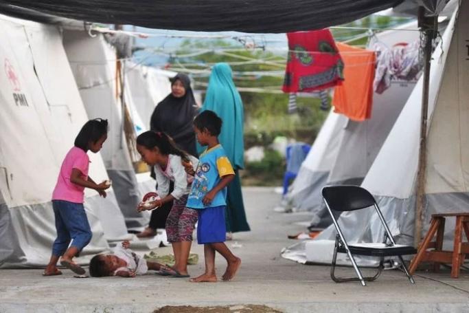 Indonesian children are living at a temporary shelter in the village of Balaroa in Palu following the earthquake and tsunami in September 2018. Photo: AFP