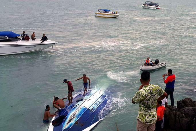 A photo made available on 27 May 2016 shows foreign tourists being rescued by Thai marine police officers and rescuers after a speedboat capsized at sea off the coast of Koh Samui resort island, Surat Thani province, southern Thailand, 26 May 2016. Photo: EPA
