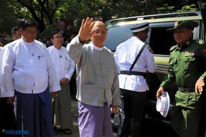 Myanmar President Thein Sein (C) gestures as he visits on U Paing Bridge in Mandalay, on 27 September 2015. Photo: Bo Bo/Mizzima
