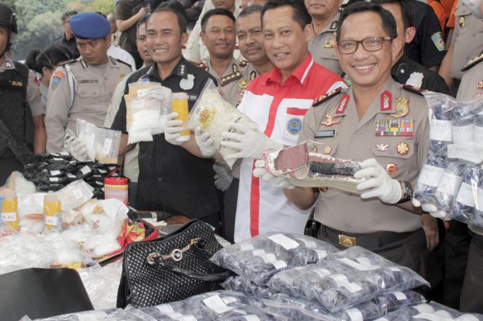 The Jakarta Police chief Insp. Gen. Tito Karnavian (R) accompanied by police officers display confiscated drugs after arresting drug smugglers, at the Jakarta police headquarters, Indonesia, 09 September 2015. Photo: ADI WEDA/EPA
